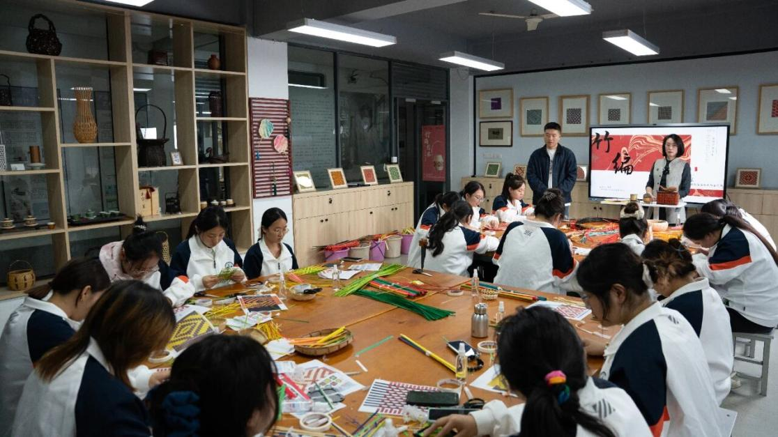 为非遗“添彩”，为青春“赋能”：江苏建院的文化育人新实践